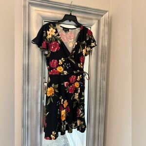 Fortune & Ivy size Medium- perfect casual wrap dress to wear to any occasion!
